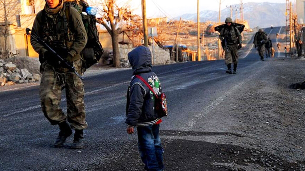 Hatay'daki askerler çocuklara su verdiği için mi ihraç edildi? MSB kaynaklarından açıklama geldi Hatay'daki askerler çocuklara su verdiği için mi ihraç edildi? MSB kaynaklarından açıklama geldi - 2. Resim