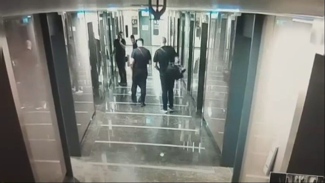 İstanbul'un göbeğinde gitar kılıfında kalaşnikof taşıdı! Uyuşturucu siparişi ile kendisini ele verdi - 1. Resim