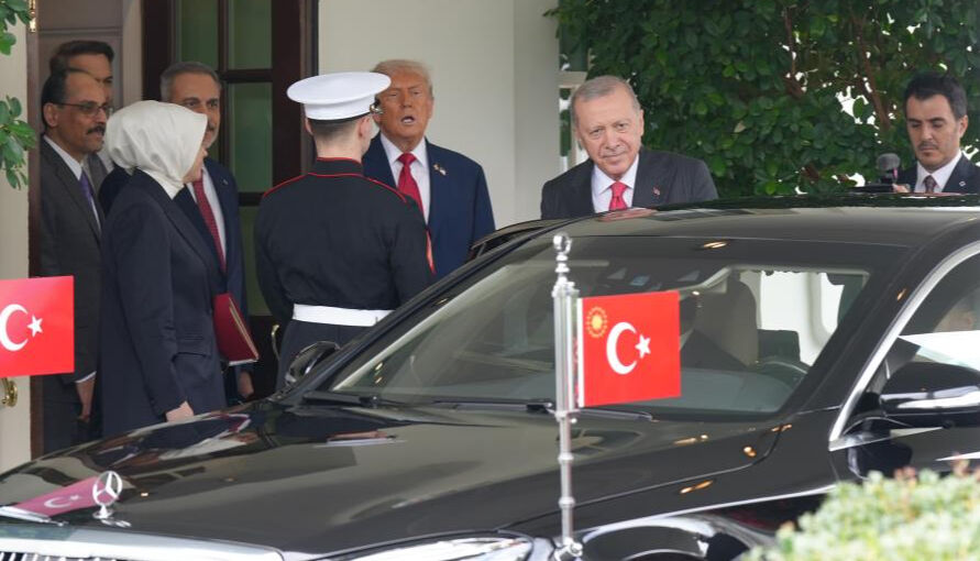 Tarihi zirveden kareler: Trump, Erdoğan'ın sandalyesini tuttu - 9. Resim