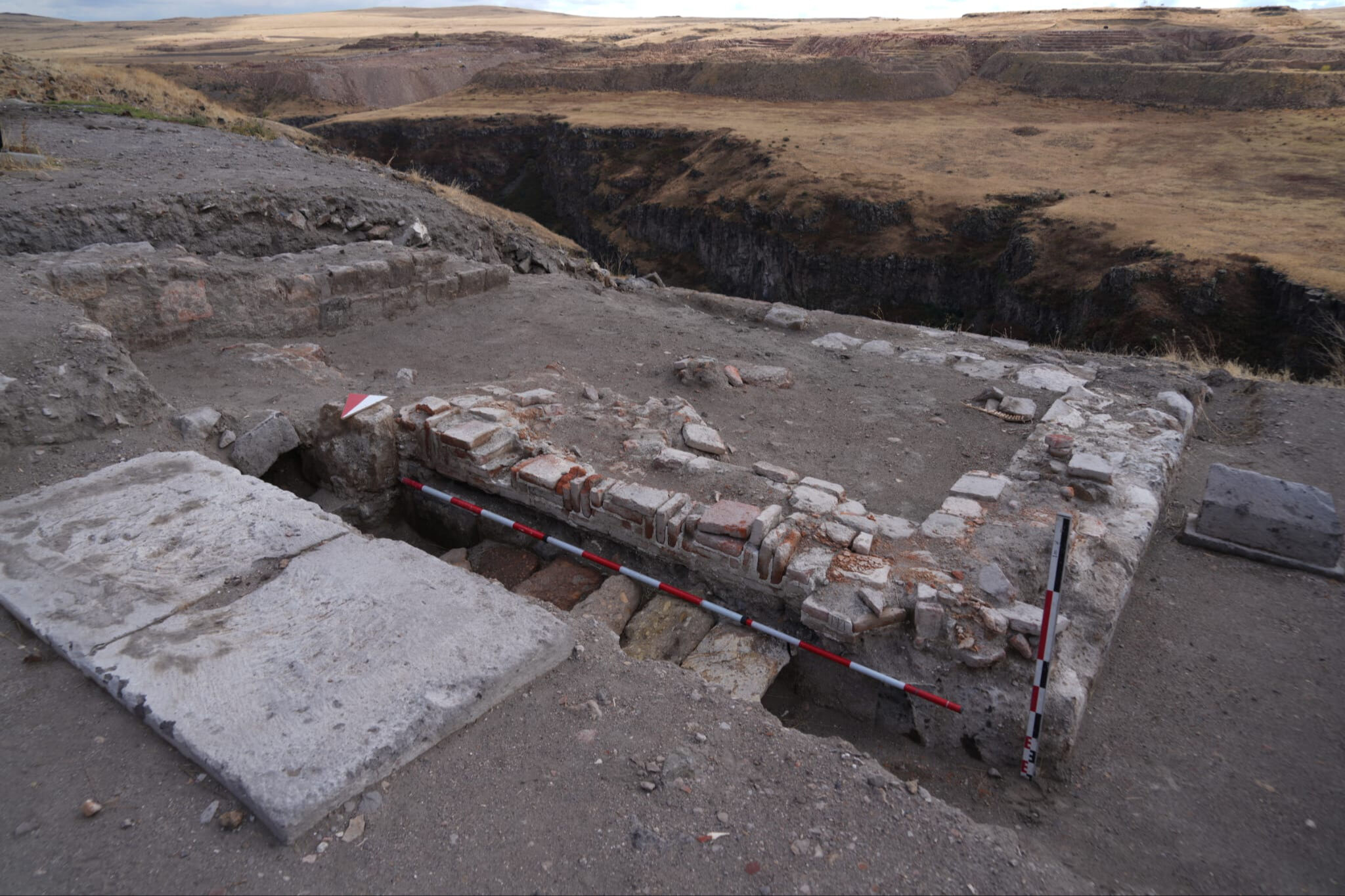 Ani Ören Yeri'nde heyecanlandıran keşif: Selçuklu kümbeti bulundu - 1. Resim