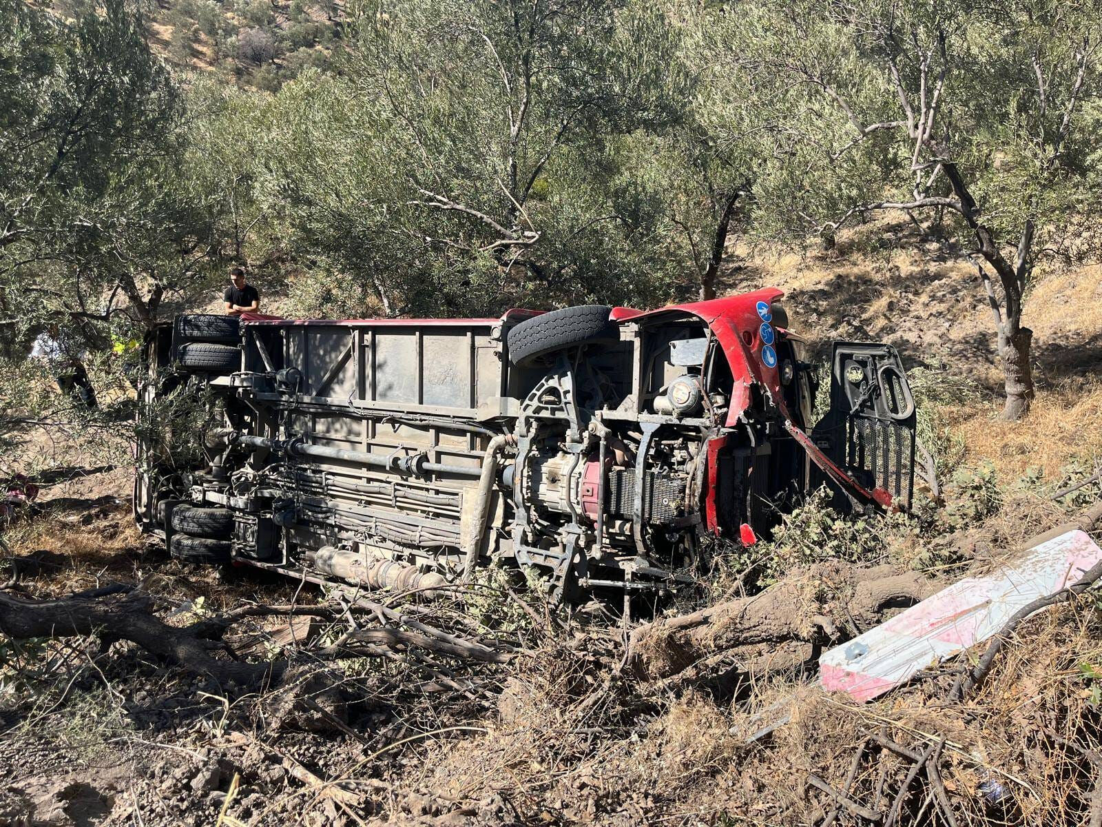 Balıkesir'de belediyeye ait halk otobüsü zeytinliğe devrildi: Yaralılar var - 1. Resim
