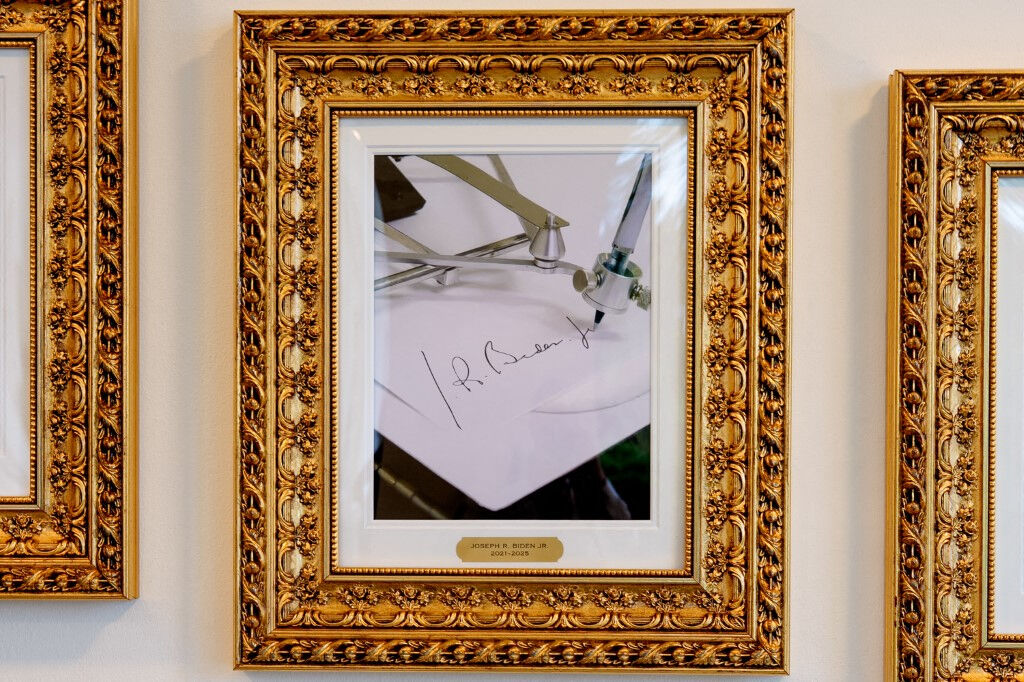 Beyaz Saray koridorunda şaşırtan fotoğraf! Biden'ın yerine &ldquo;Otomatik Kalem&rdquo; - 1. Resim