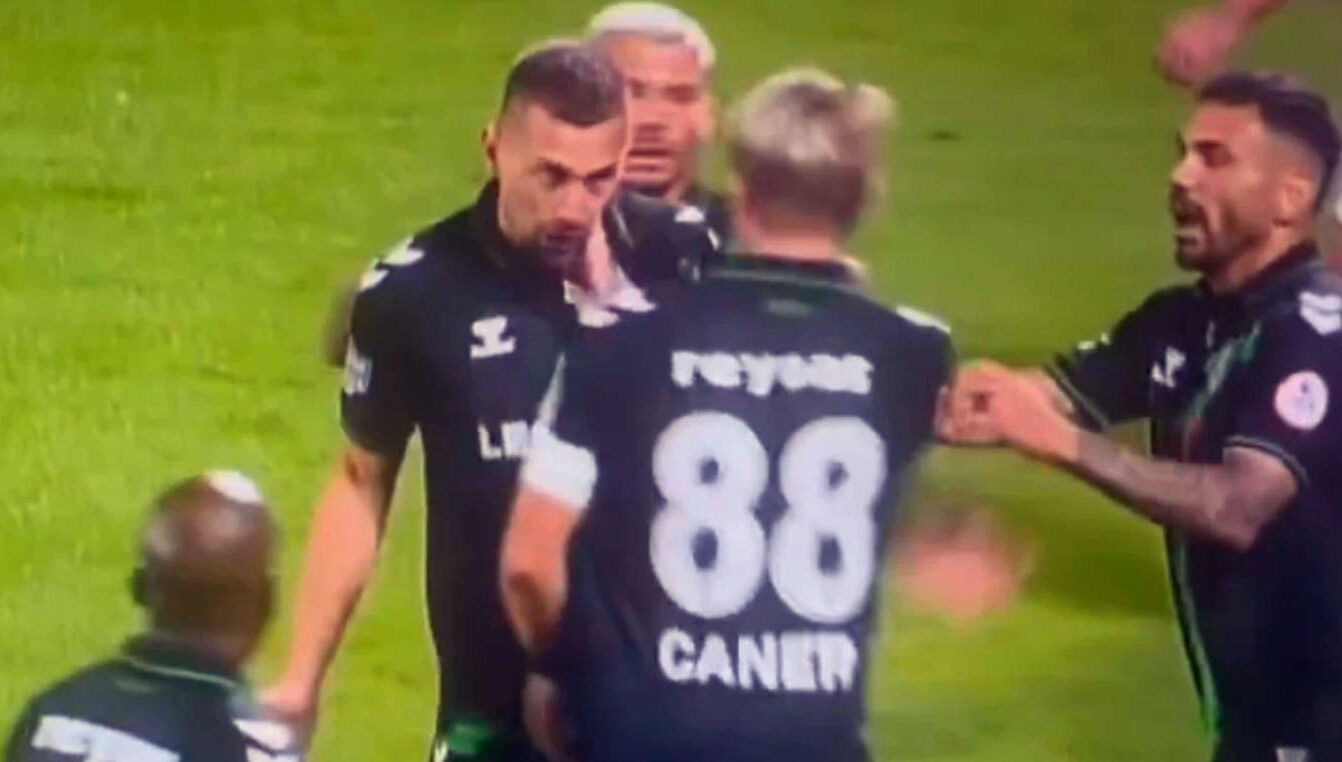 Caner Erkin takım arkadaşına tokat attı: Kırmızı kart gördü! - 2. Resim