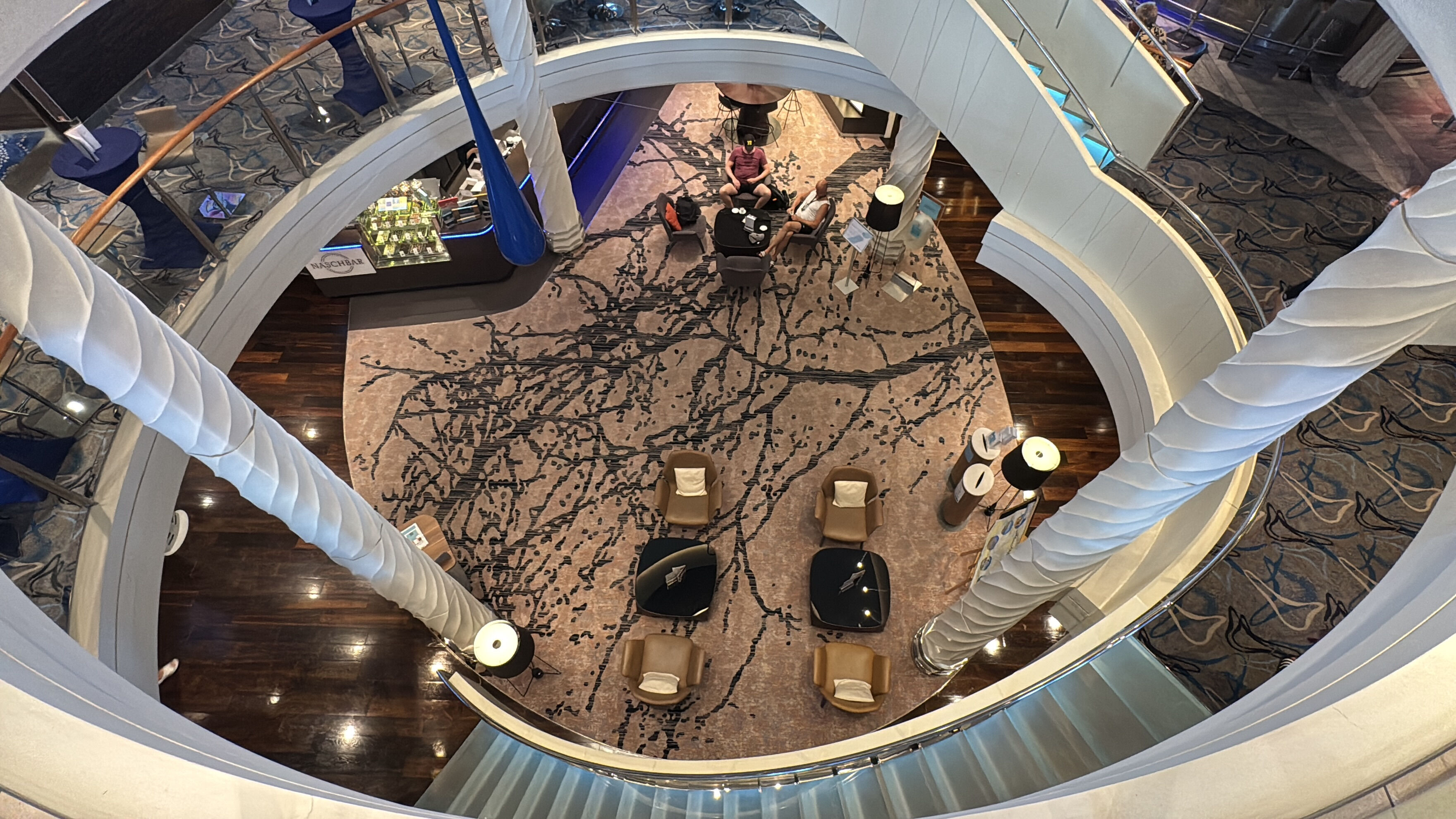 Devasa gemi Bodrum Limanı'na demir attı: Binlerce Alman turist ilçeye akın etti Devasa gemi Bodrum Limanı'na demir attı: Binlerce Alman turist ilçeye akın etti - 2. Resim