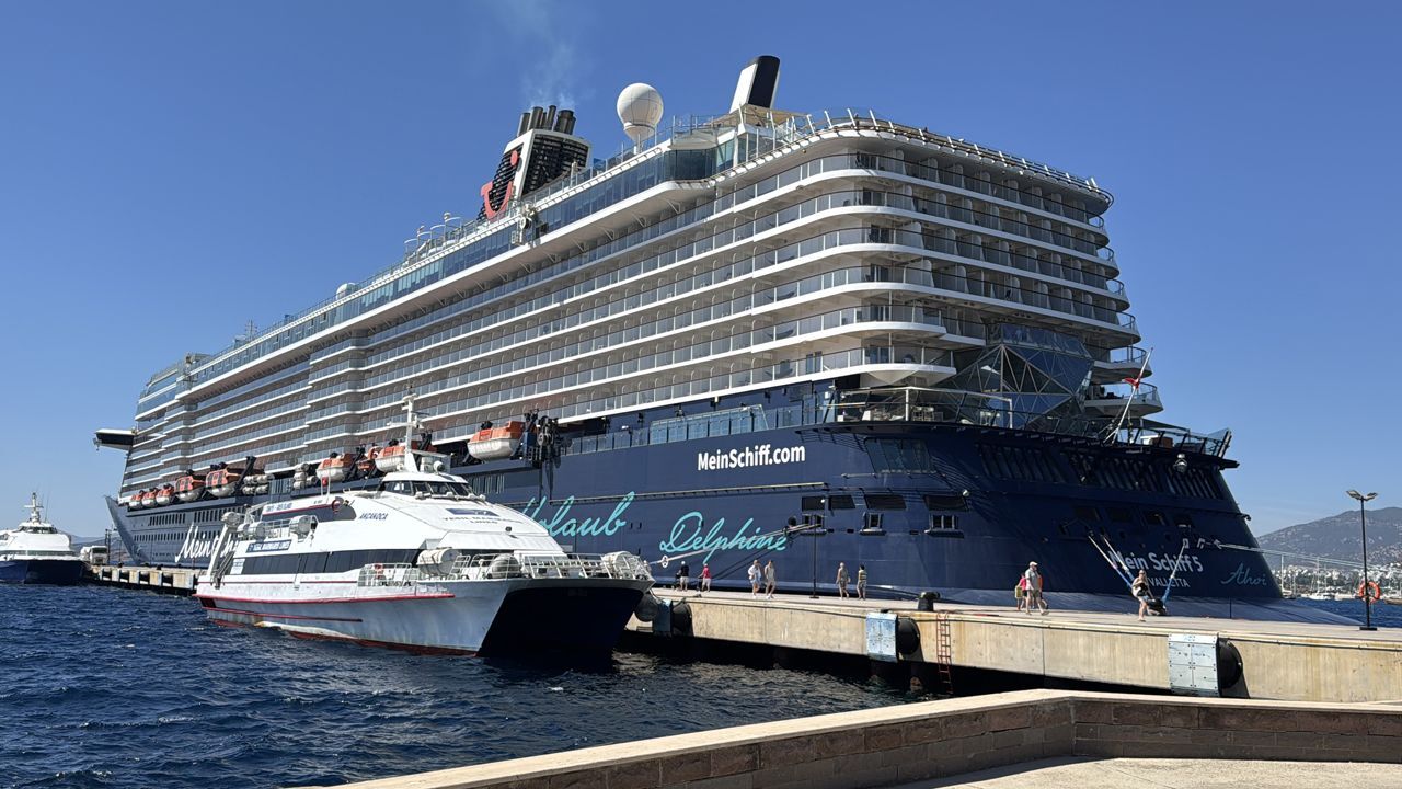 Devasa gemi Bodrum Limanı&#039;na demir attı: Binlerce Alman turist ilçeye akın etti