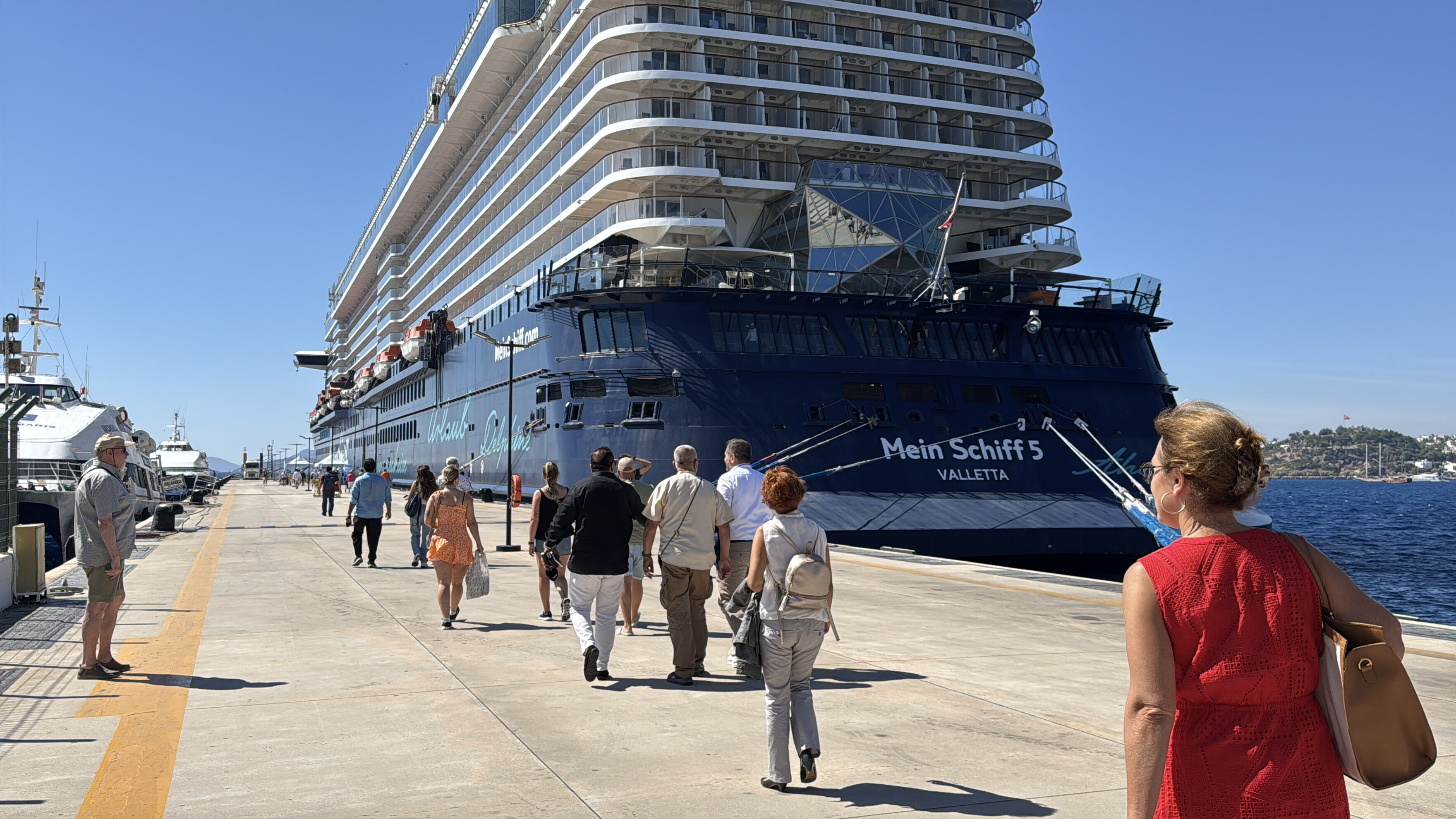 Devasa gemi Bodrum Limanı'na demir attı: Binlerce Alman turist ilçeye akın etti Devasa gemi Bodrum Limanı'na demir attı: Binlerce Alman turist ilçeye akın etti - 1. Resim