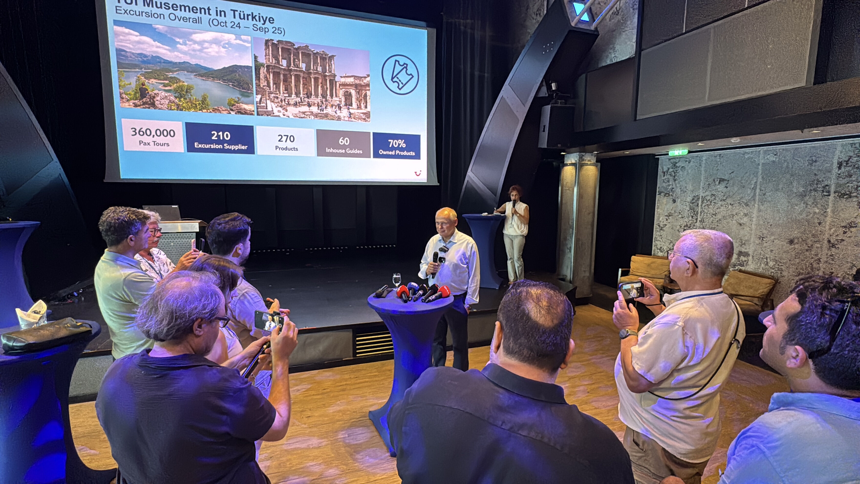 Devasa gemi Bodrum Limanı'na demir attı: Binlerce Alman turist ilçeye akın etti Devasa gemi Bodrum Limanı'na demir attı: Binlerce Alman turist ilçeye akın etti - 3. Resim