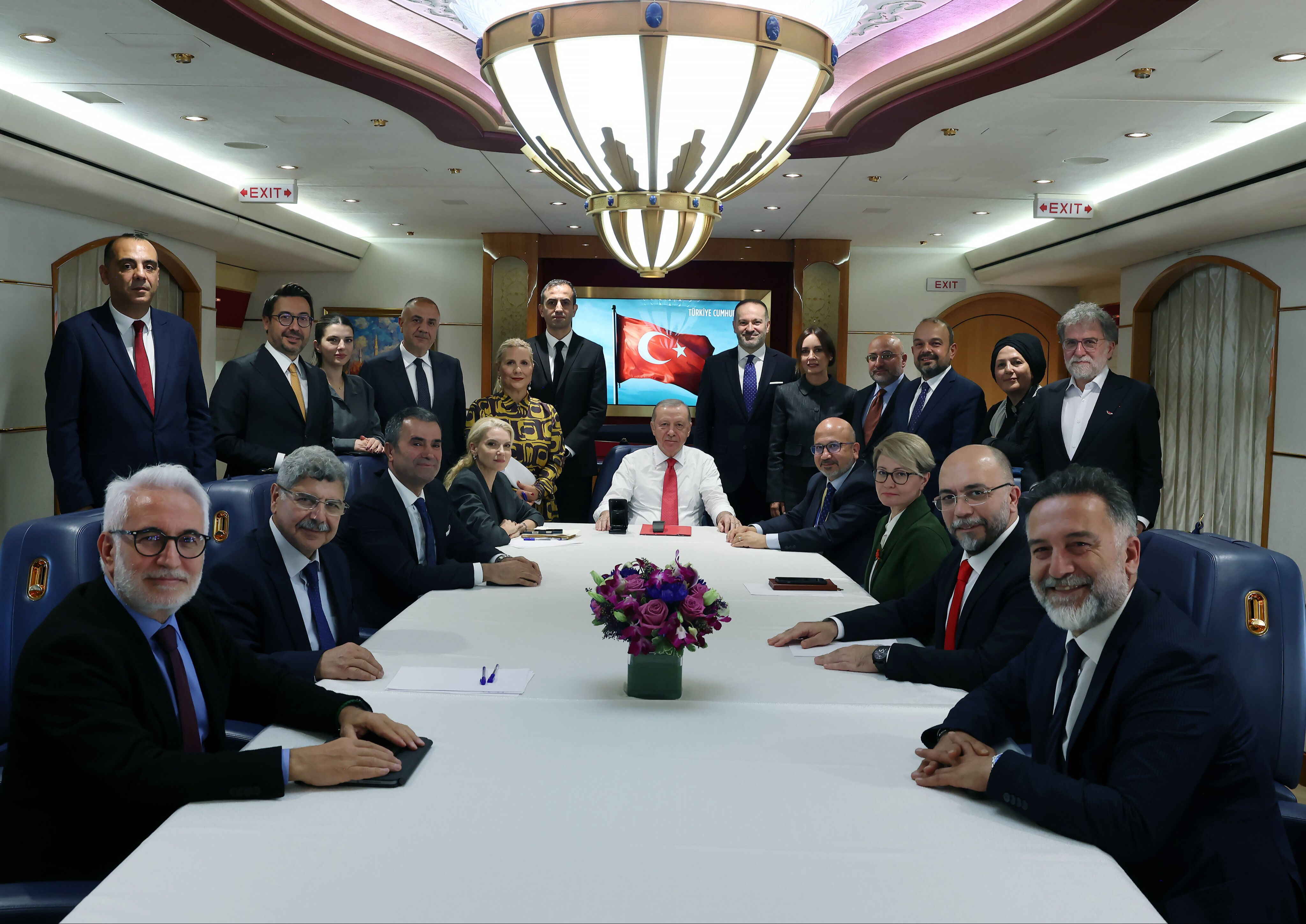 Cumhurbaşkanı Erdoğan,  ABD dönüşü  uçakta Genel  Yayın Yönetmeni’miz  İsmail Kapan’ın da aralarında bulunduğu gazetecilerin sorularını cevapladı.