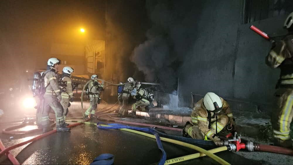 Gece yarısı büyük panik! Basım deposunda çıkan yangın Kağıthane'yi sardı - 1. Resim