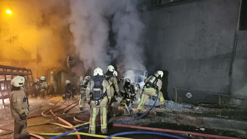 Gece yarısı büyük panik! Basım deposunda çıkan yangın Kağıthane'yi sardı - 3. Resim
