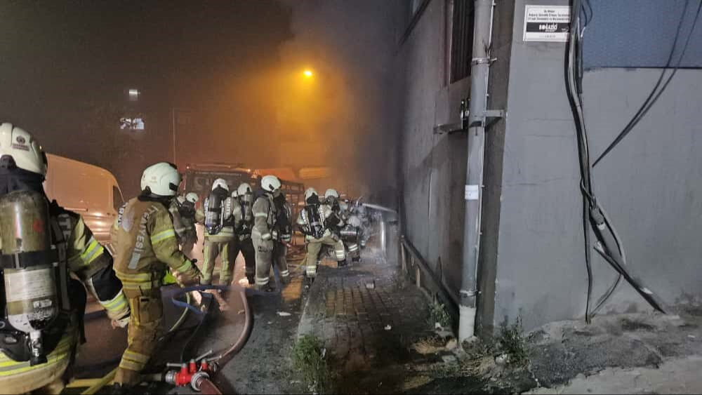 Gece yarısı büyük panik! Basım deposunda çıkan yangın Kağıthane'yi sardı - 2. Resim