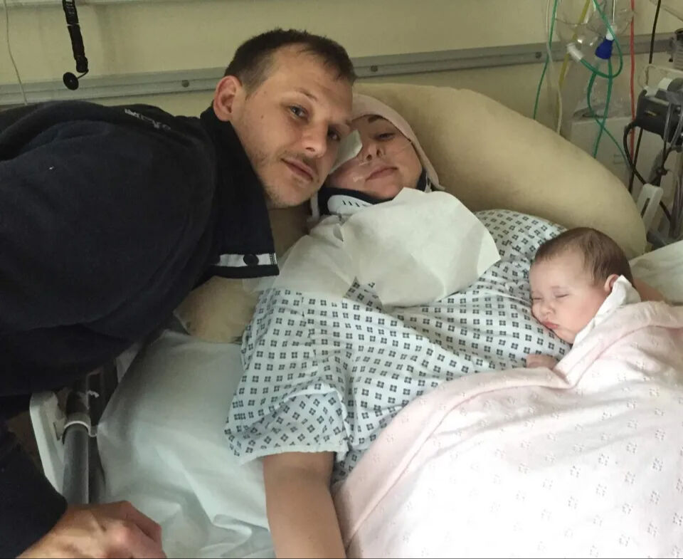 İngiltere'de 36 yaşındaki kadın, esnerken boyun omurlarını kırdı! Yaşama şansı y&uuml;zde 50'ydi - 2. Resim