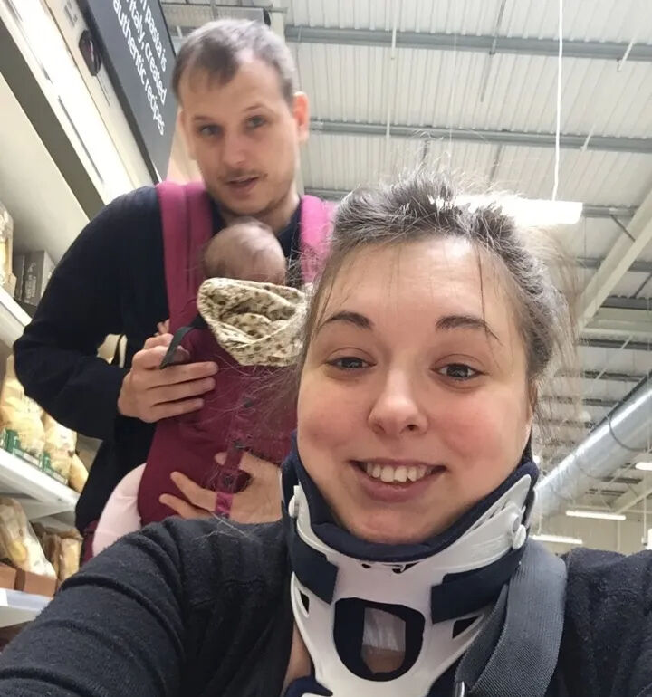 İngiltere'de 36 yaşındaki kadın, esnerken boyun omurlarını kırdı! Yaşama şansı y&uuml;zde 50'ydi - 3. Resim