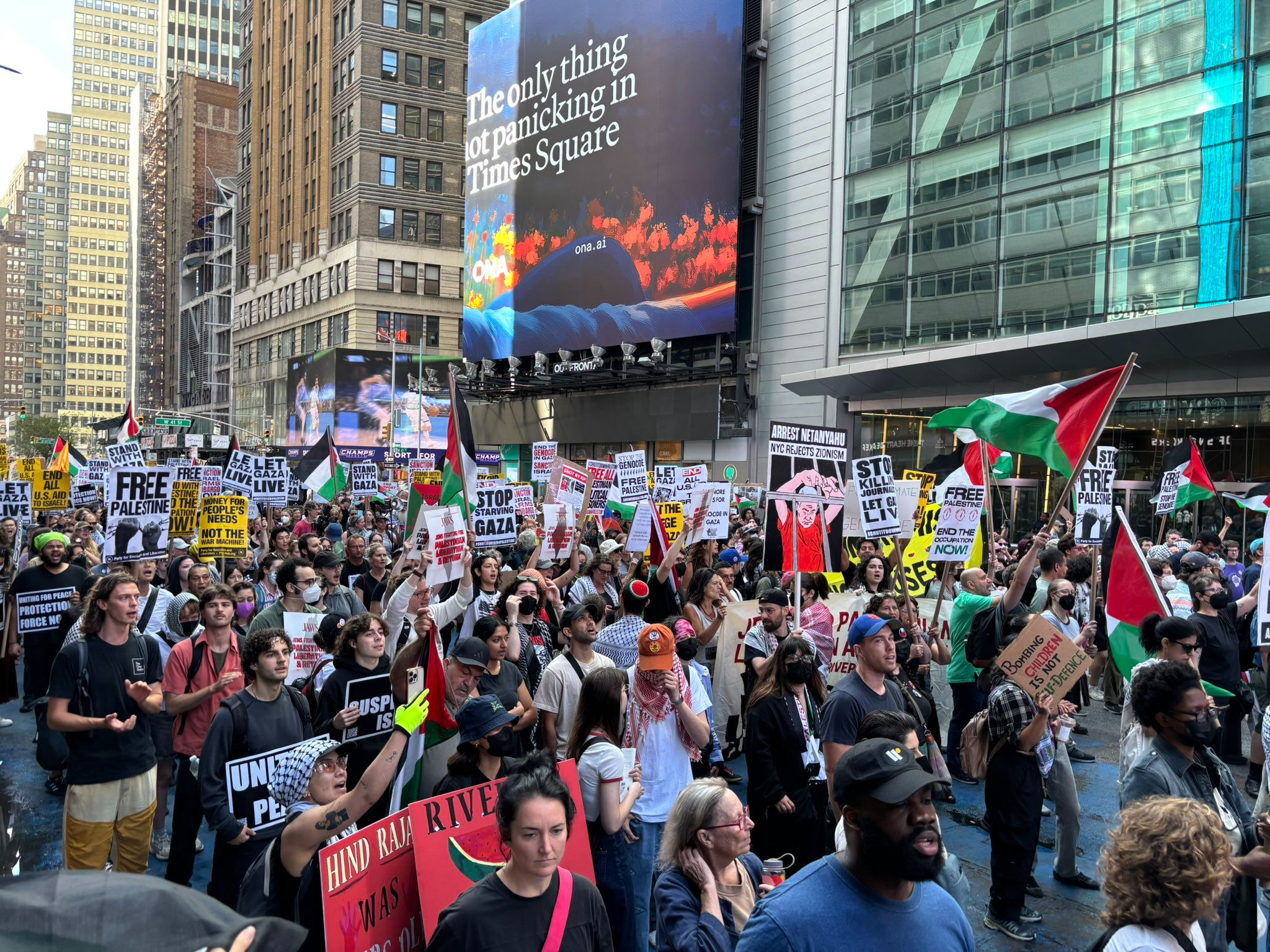 New York'ta Erdoğan'a sevgi, Netanyahu'ya öfke gösterisi... Binler sokağa döküldü - 1. Resim
