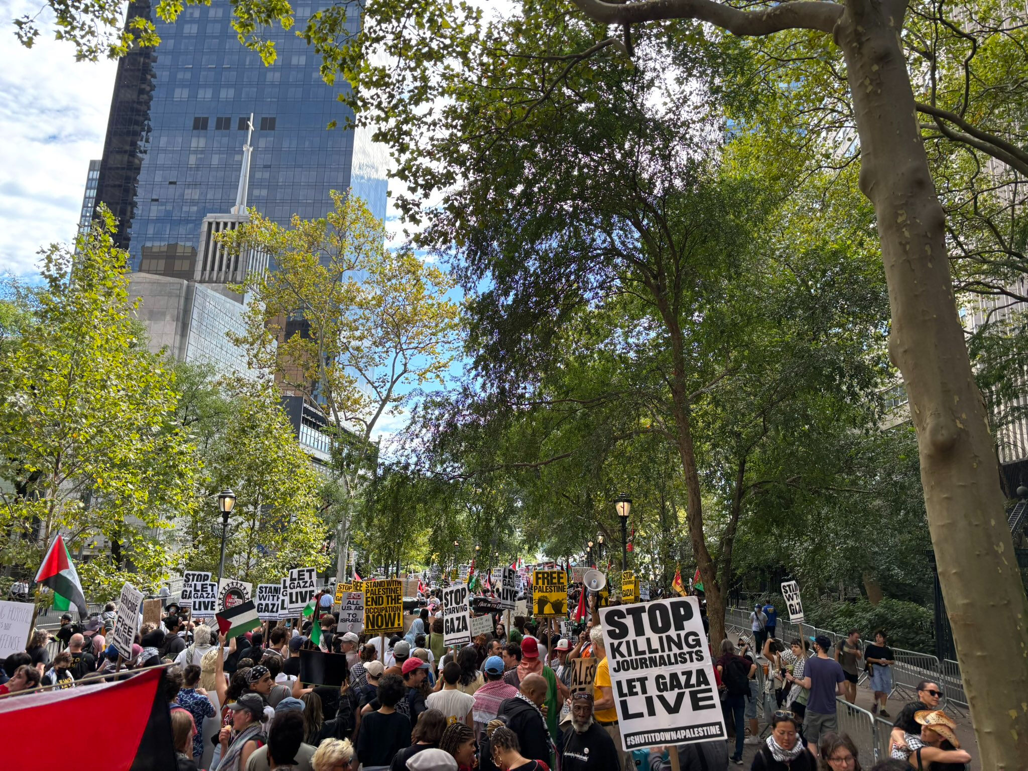 New York'ta Erdoğan'a sevgi, Netanyahu'ya öfke gösterisi... Binler sokağa döküldü - 2. Resim