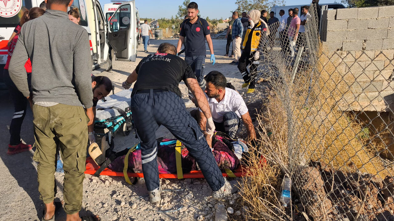 Şanlıurfa'da tarım işçilerini taşıyan minibüs devrildi: Çok sayıda yaralı var - 1. Resim