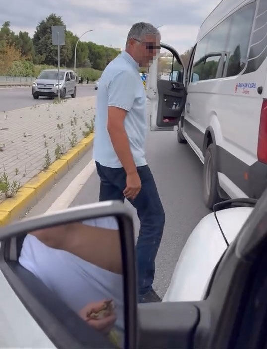 Servis şoförünün “Nefesini keserim” tehdidi kamerada! Emniyet harekete geçti - 1. Resim