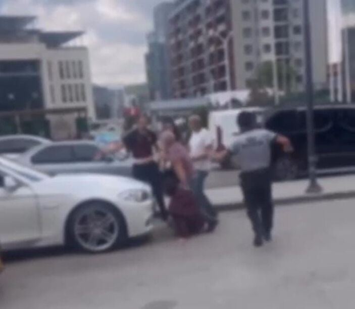 Sürücülerin inadı, meydan muharebesine döndü! Yumruklar konuştu - 1. Resim