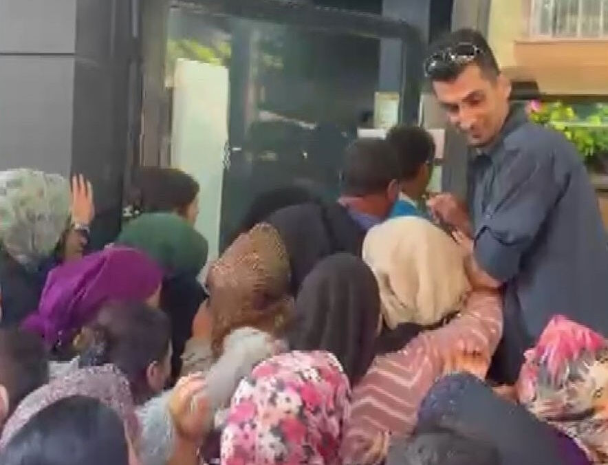 10 TL'lik ürünü duyan mağazaya koştu! İndirim izdihamına emniyet müdahale etti - 2. Resim