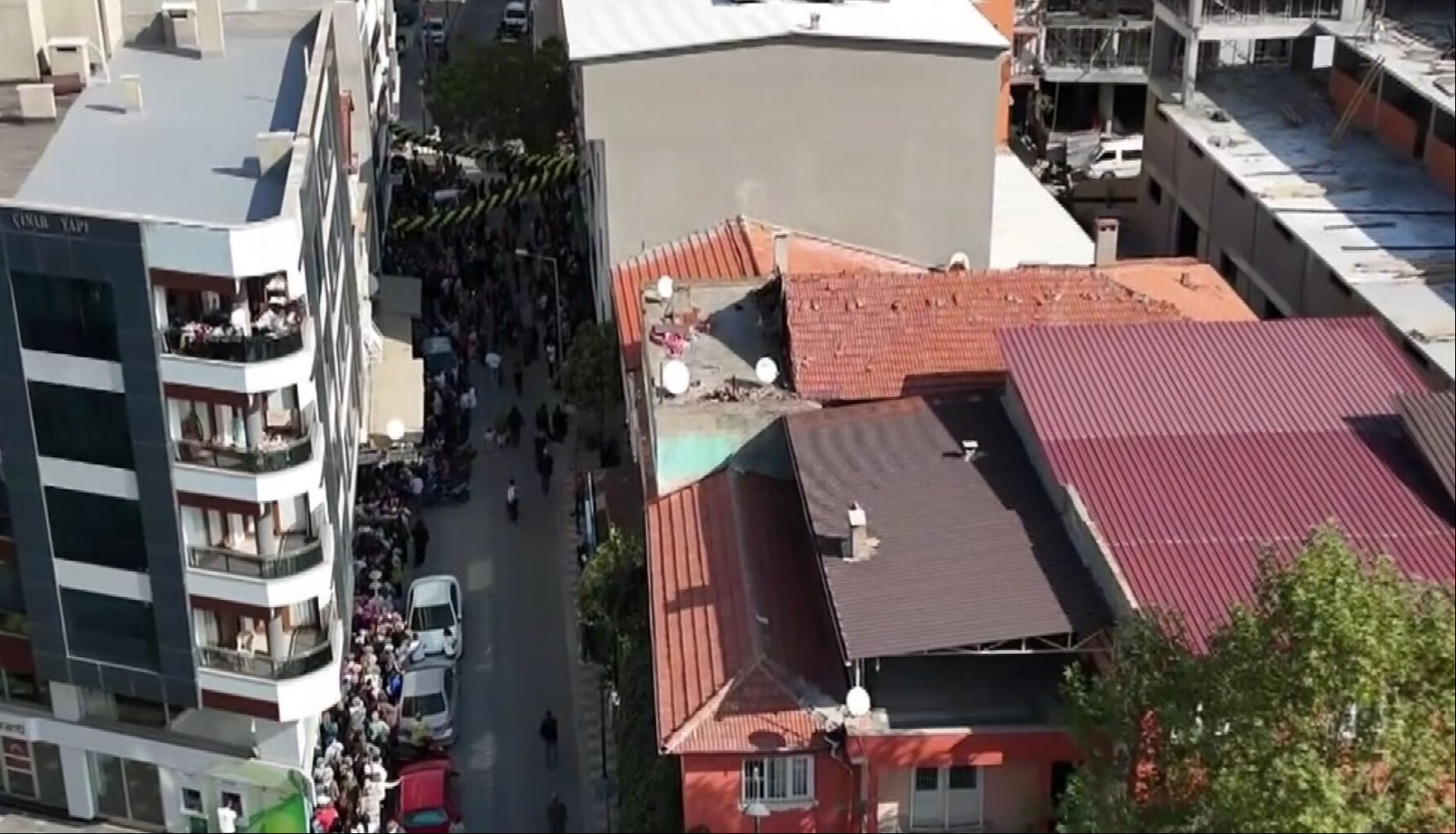 10 TL'lik ürünü duyan mağazaya koştu! İndirim izdihamına emniyet müdahale etti - 1. Resim