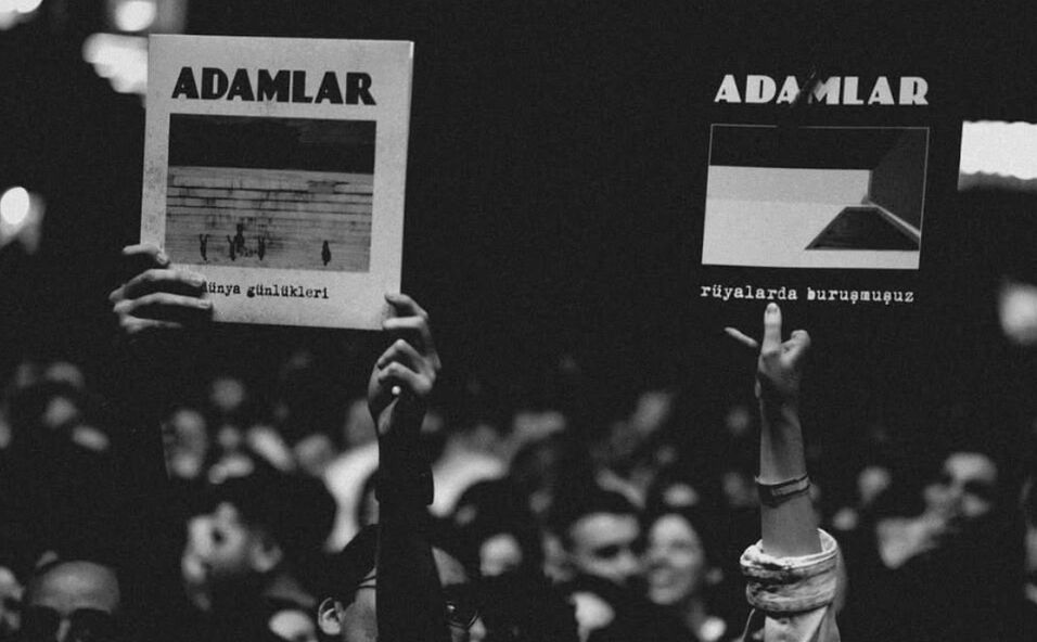 Adamlar grubu dağıldı mı, konserleri neden iptal oldu? Adamlar grubu dağıldı mı, konserleri neden iptal oldu? Ünlü gruptan hayranlarını üzecek haber geldi - 2. Resim