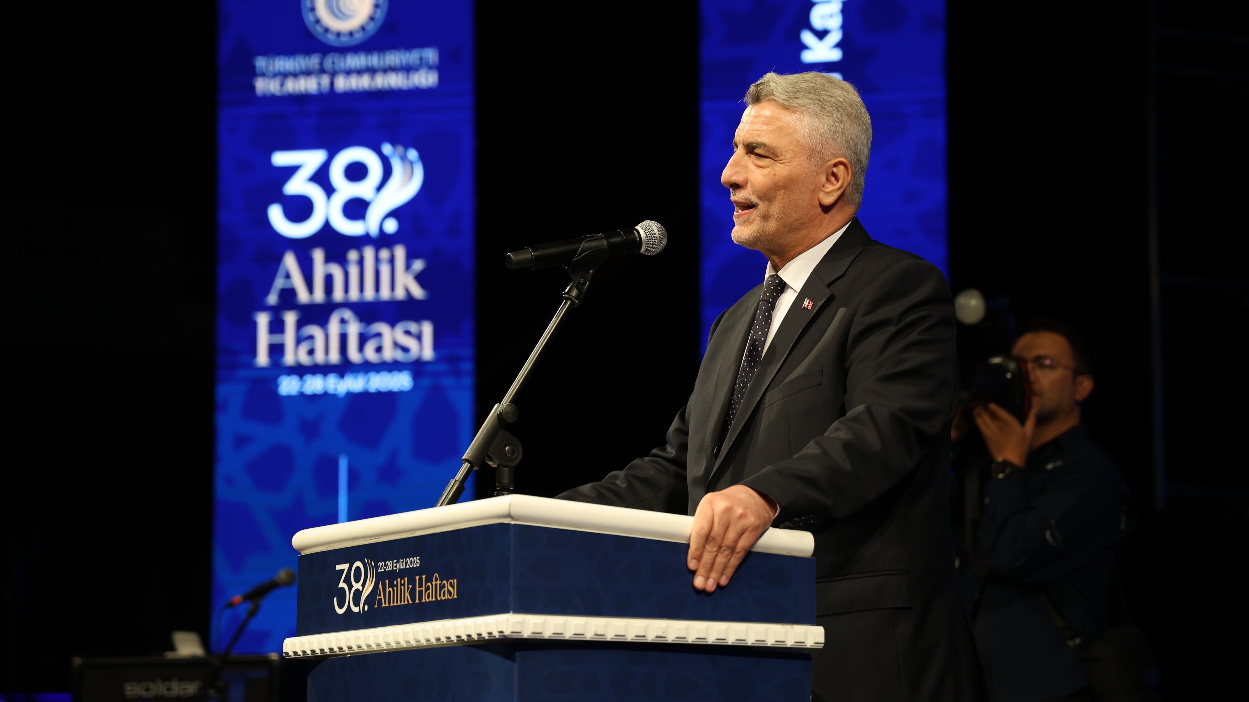 Bakan Bolat'tan esnafa müjde: 100 milyon TL kredi verilecek Bakan Bolat'tan esnafa müjde: 100 milyon TL kredi verilecek - 1. Resim