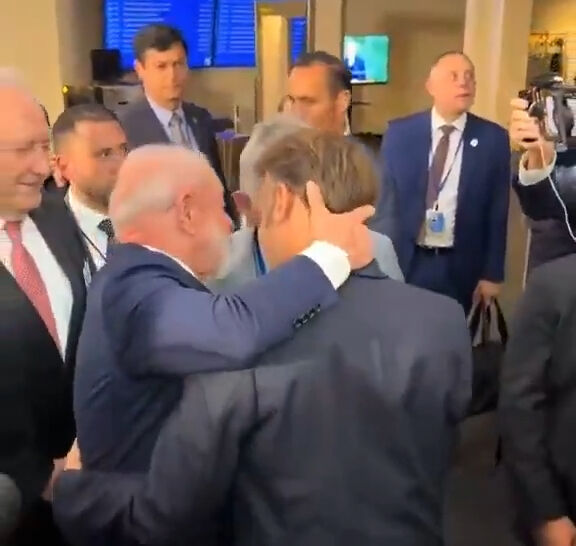 BM Genel Kurulu'nda ilginç görüntü! Lula, Macron'u ensesinden tutup bırakmadı - 1. Resim