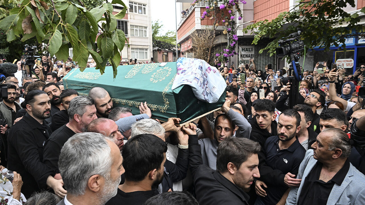 Cenazede gözyaşları sel oldu... Güllü'nün kızının feryadı yürek dağladı - 4. Resim