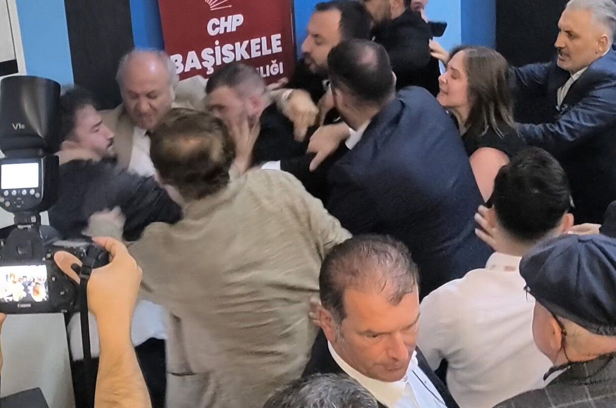 CHP'nin ilçe kongresinde kavga! Tekme tokatlar havada uçuştu - 1. Resim