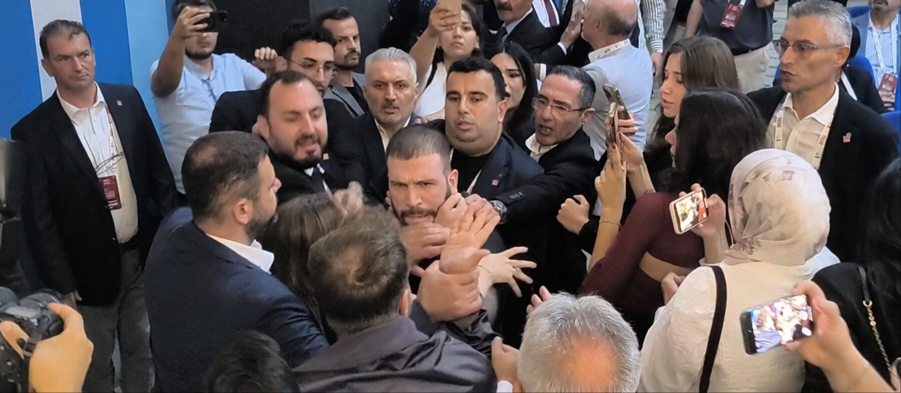 CHP'nin ilçe kongresinde kavga! Tekme tokatlar havada uçuştu - 3. Resim