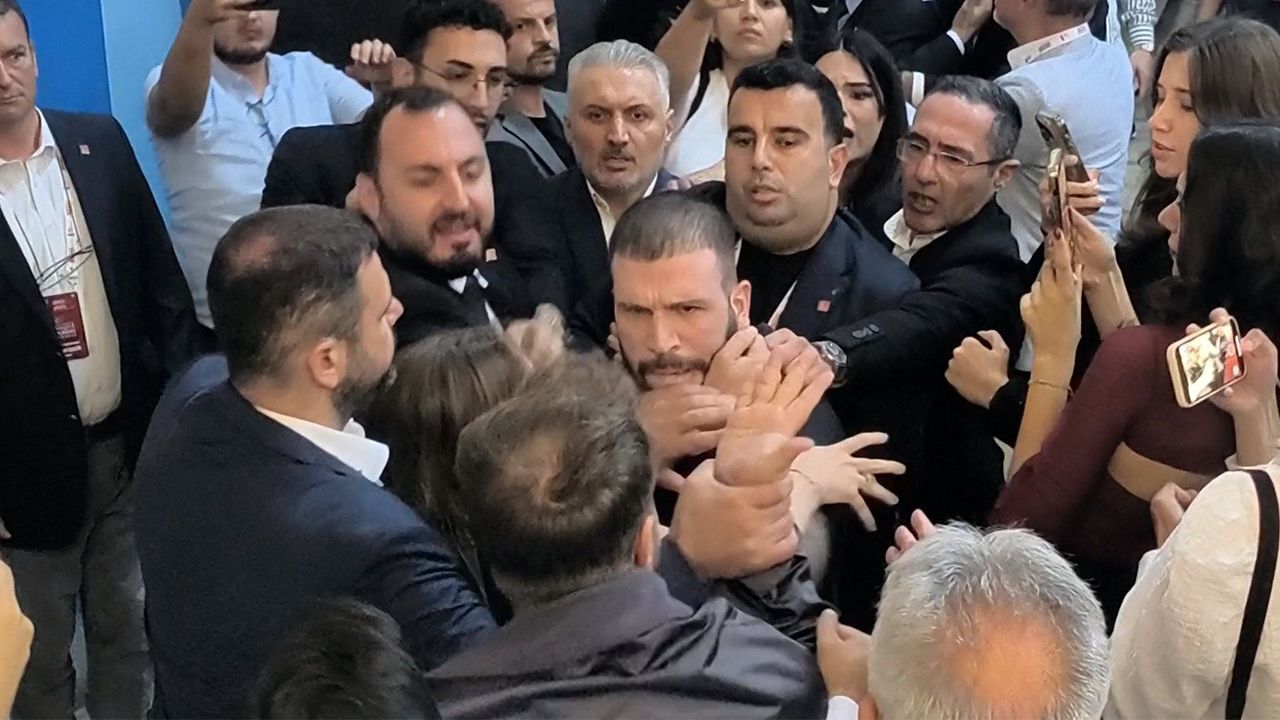CHP&#039;nin ilçe kongresinde kavga! Tekme tokatlar havada uçuştu