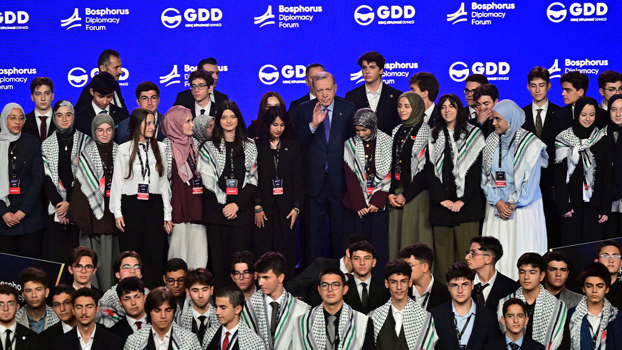 Cumhurbaşkanı Erdoğan boş koltuklara konuşan Netanyahu'ya seslendi! Cumhurbaşkanı Erdoğan, program sonunda katılımcılarla hatıra fotoğrafı çektirdi.