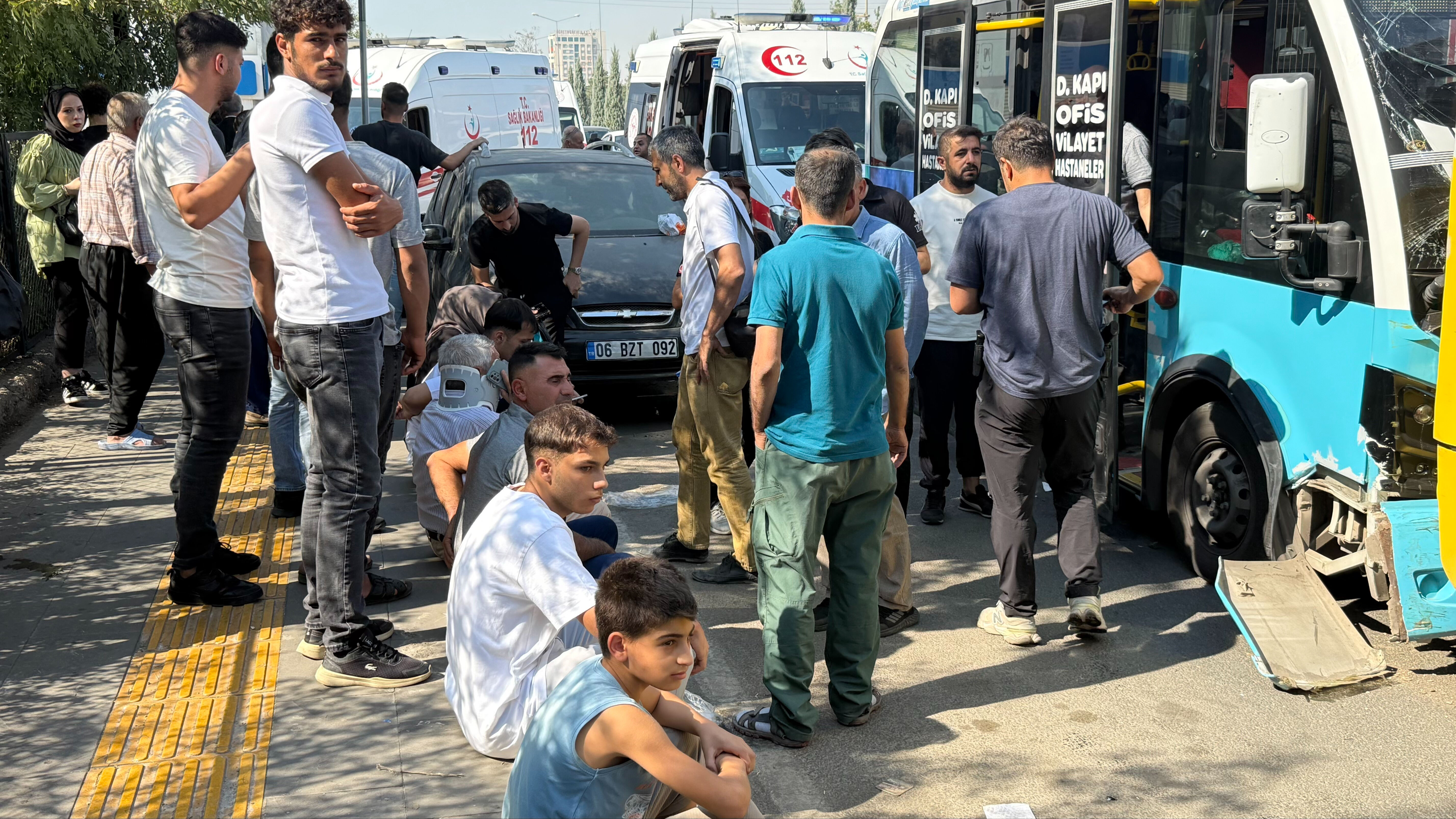 Diyarbakır’da freni patlayan halk otobüsü dehşet saçtı: Çok sayıda yaralı var Diyarbakır’da freni patlayan halk otobüsü dehşet saçtı: Çok sayıda yaralı var - 2. Resim