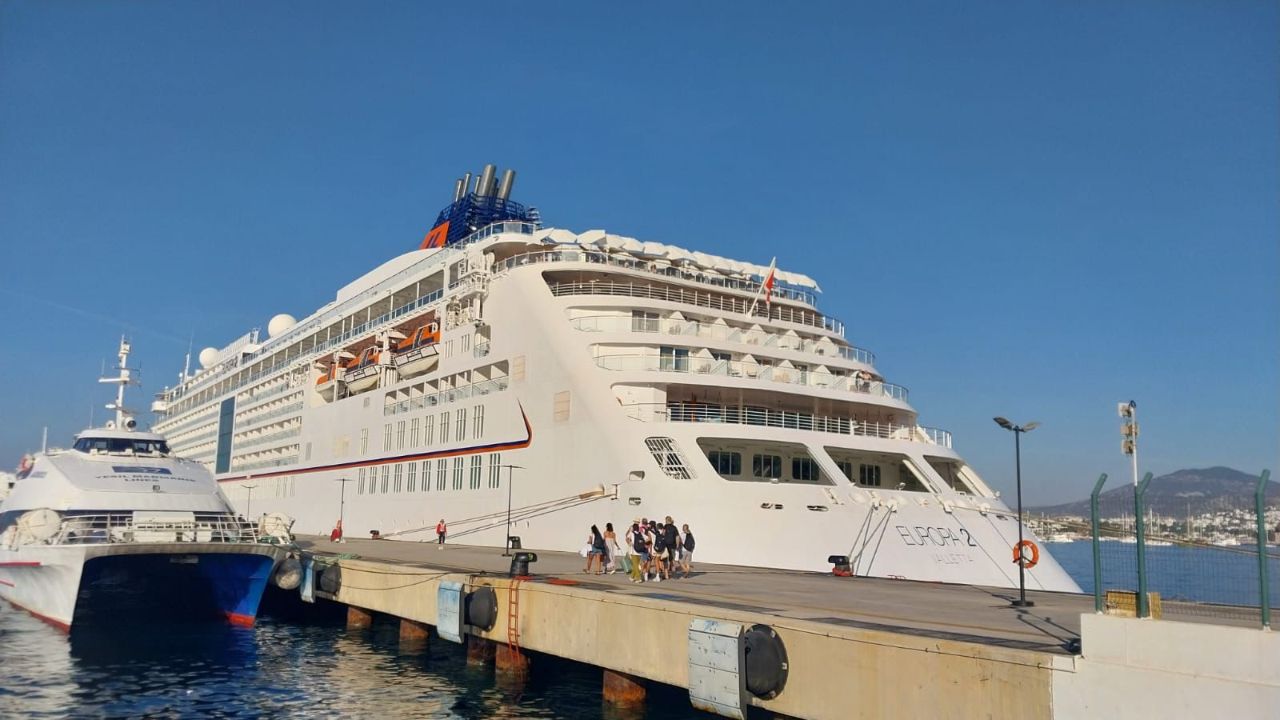 &quot;Europa 2&quot; kruvaziyeri, Bodrum&#039;a yüzlerce turist getirdi