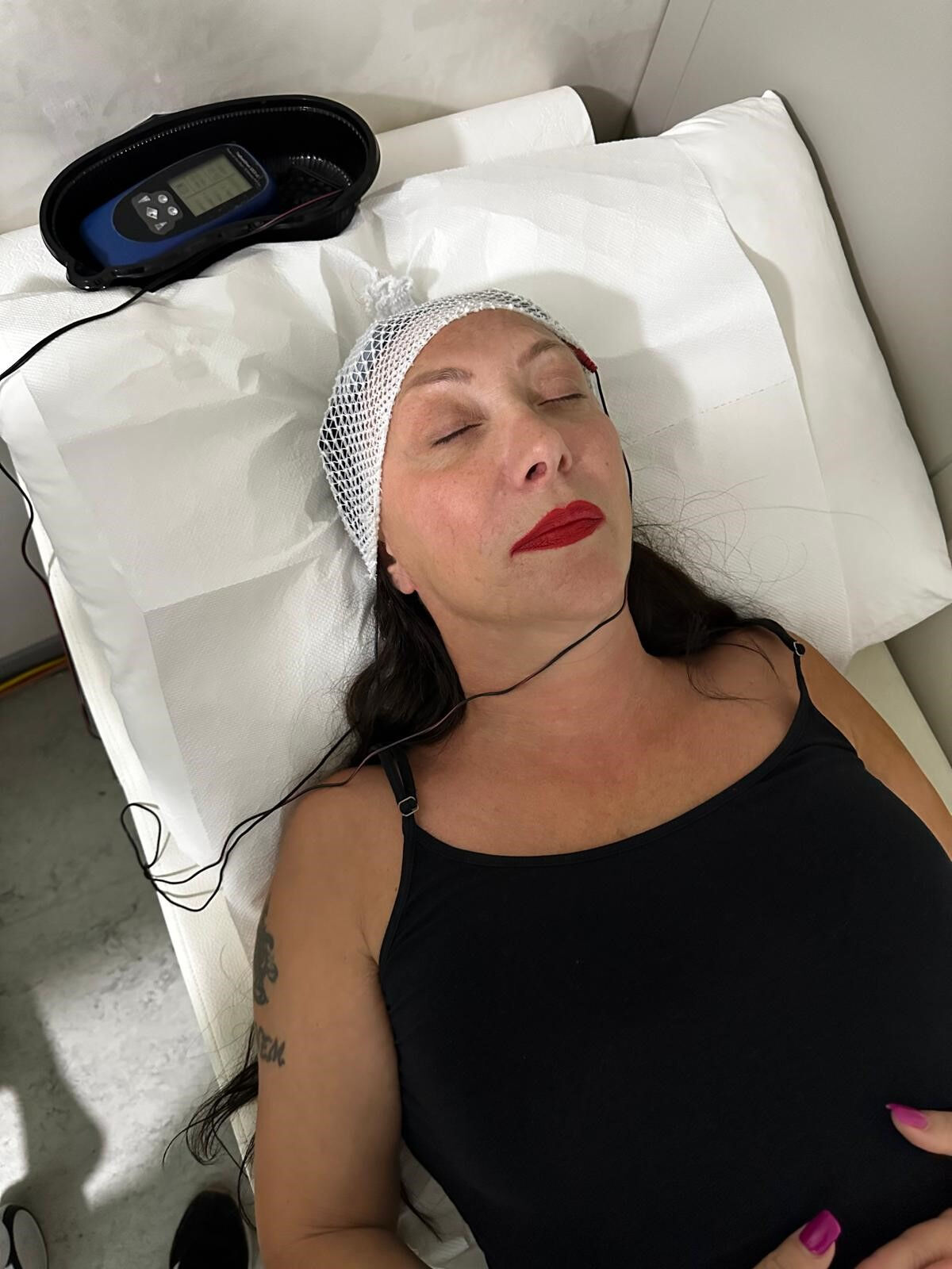 Şarkıcı Güllü'nün son dönemdeki rahatsızlığı ortaya çıktı! Muayene sırasındaki fotoğraflarına ulaşıldı - 6. Resim