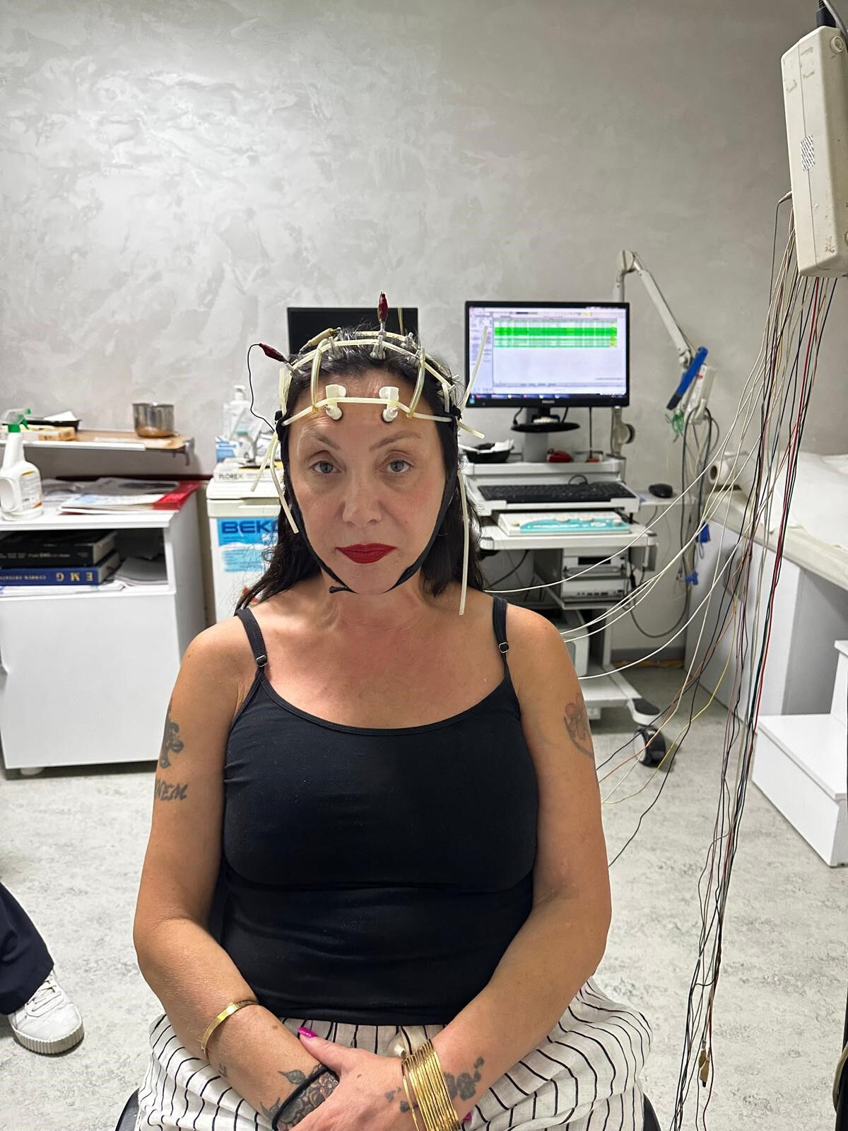 Şarkıcı Güllü'nün son dönemdeki rahatsızlığı ortaya çıktı! Muayene sırasındaki fotoğraflarına ulaşıldı - 5. Resim