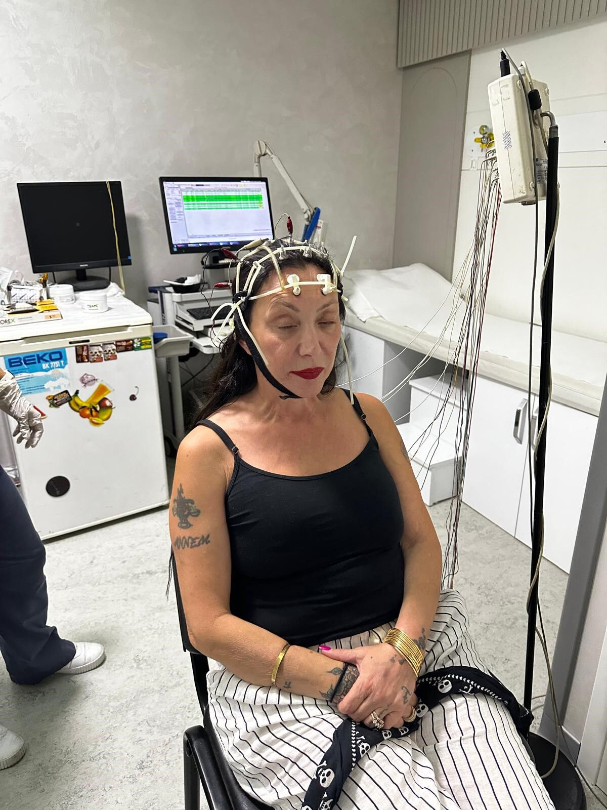 Şarkıcı Güllü'nün son dönemdeki rahatsızlığı ortaya çıktı! Muayene sırasındaki fotoğraflarına ulaşıldı - 4. Resim