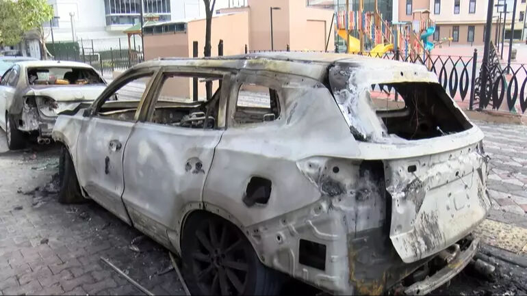 Sultangazi'de para vermeyen kardeşine kızan adam 3 aracı yaktı! - 2. Resim