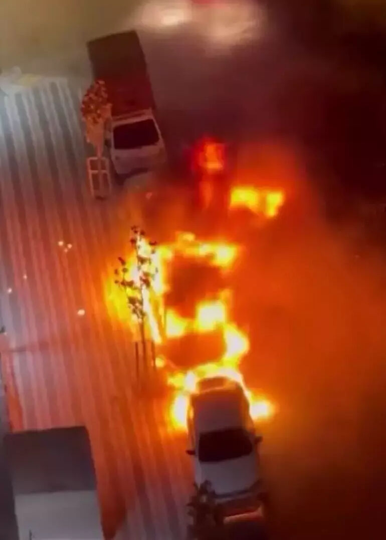 Sultangazi'de para vermeyen kardeşine kızan adam 3 aracı yaktı! - 1. Resim