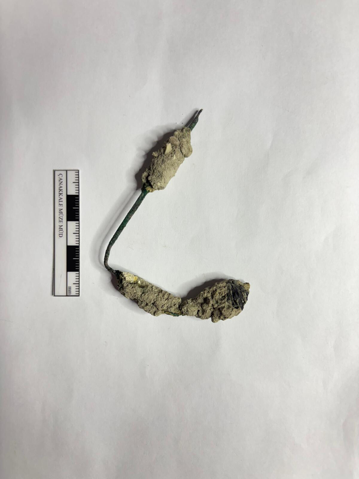 Troya kazılarında dünya literatürüne girecek keşif! Binlerce yıllık altın broş ve yeşim taşı bulundu - 4. Resim