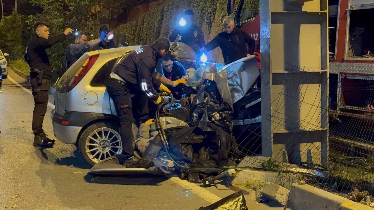 Zonguldak&#039;ta üst geçide çarpan araç ikiye katlandı! Can kayıpları var
