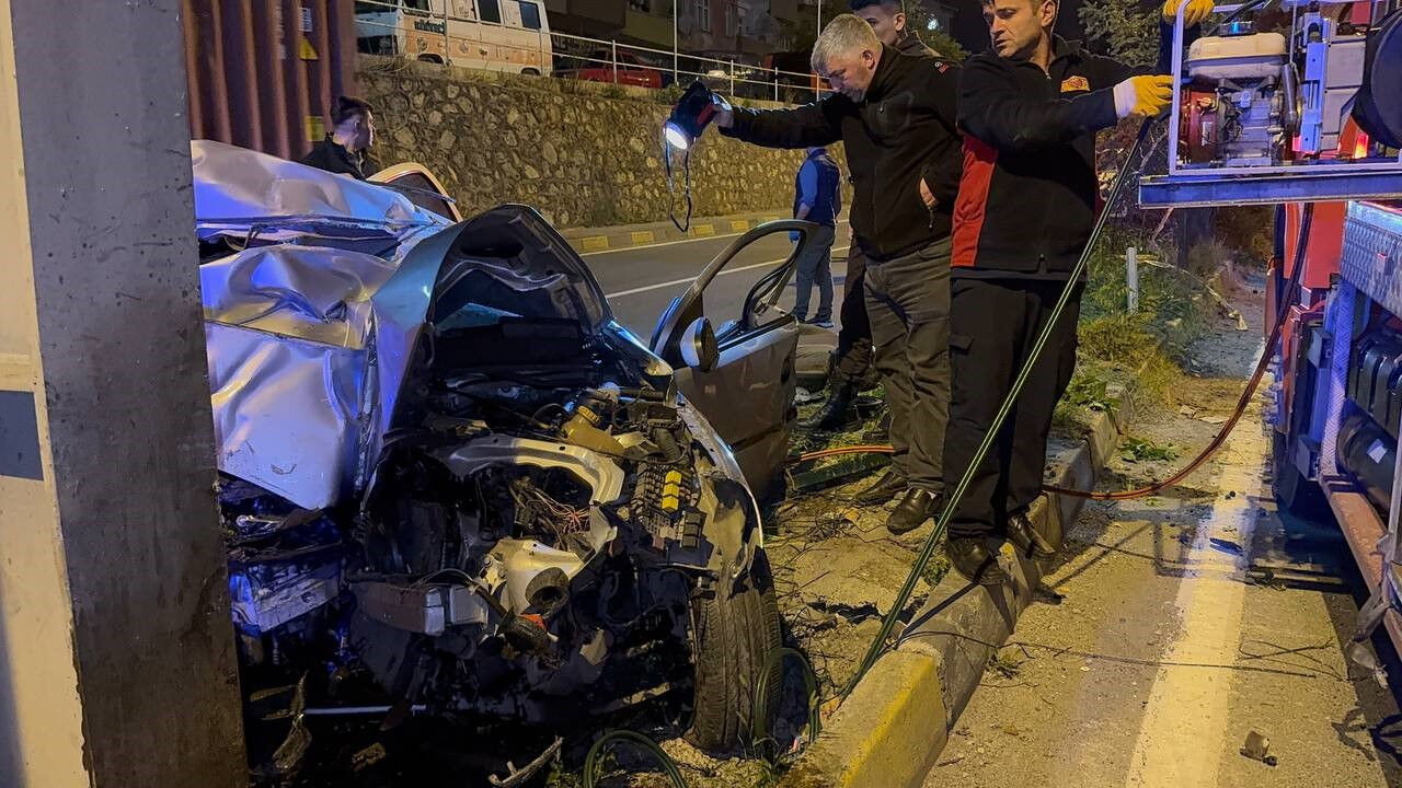 Zonguldak'ta üst geçide çarpan araç ikiye katlandı! Can kayıpları var - 1. Resim