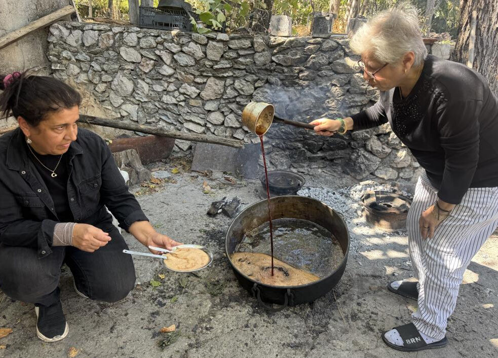 Atalarından kalan yöntemle kazan kazan pekmez üretiyorlar: Litresini dudak uçuklatan fiyata satıyorlar - 3. Resim