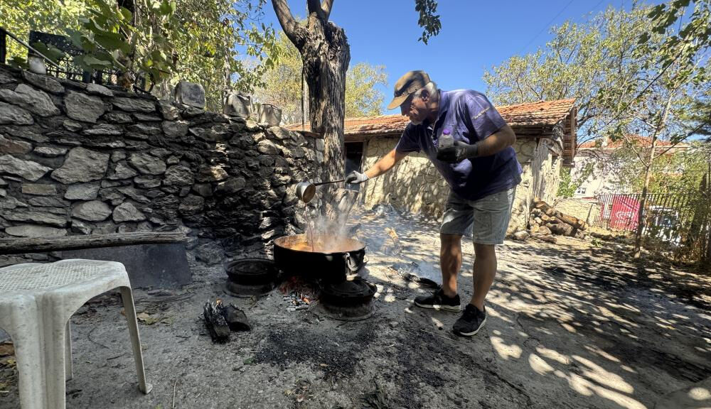 Atalarından kalan yöntemle kazan kazan pekmez üretiyorlar: Litresini dudak uçuklatan fiyata satıyorlar - 1. Resim