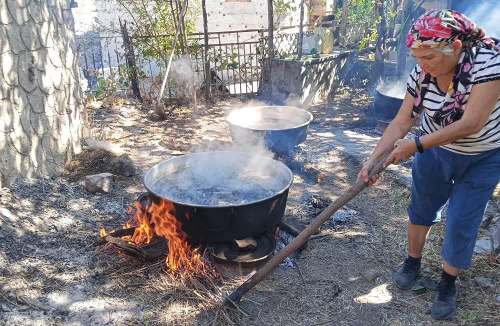 Atalarından kalan yöntemle kazan kazan pekmez üretiyorlar: Litresini dudak uçuklatan fiyata satıyorlar - 2. Resim