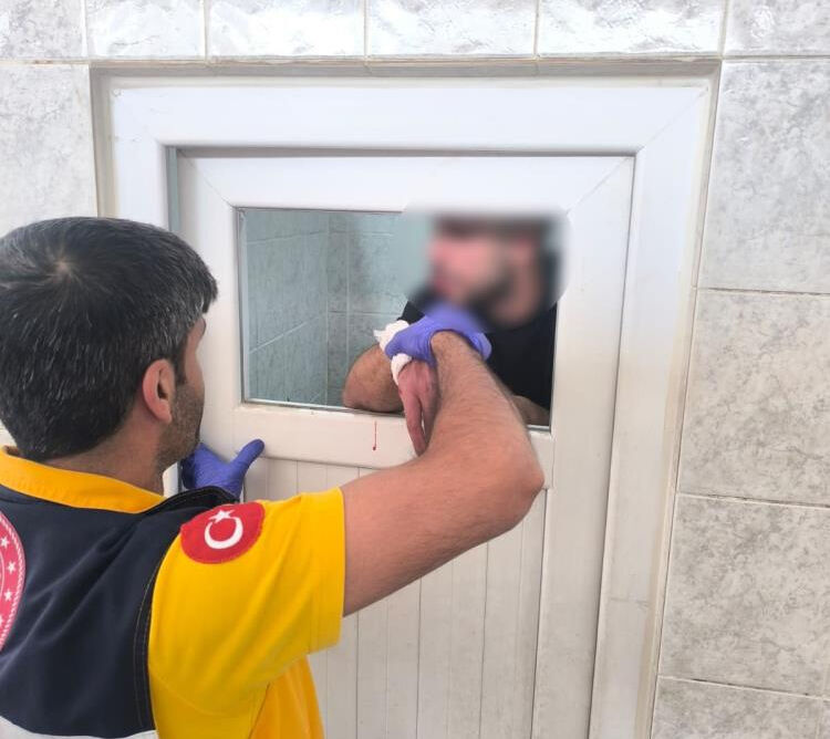 Batman'da madde krizine şahıs, cami tuvaletinde olay çıkardı! Kan revan içinde asılı kaldı - 1. Resim