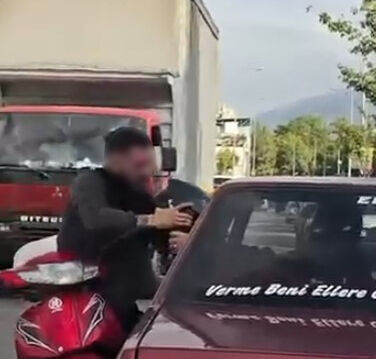 Bursa'da yol verme kavgasında ilginç olay! Sürücü araçtan inmeyince motosikletli camdan girmeye çalıştı - 1. Resim