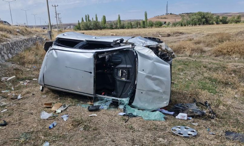 Düğün konvoyunda korkunç anlar: Araç tarlaya uçtu - 3. Resim