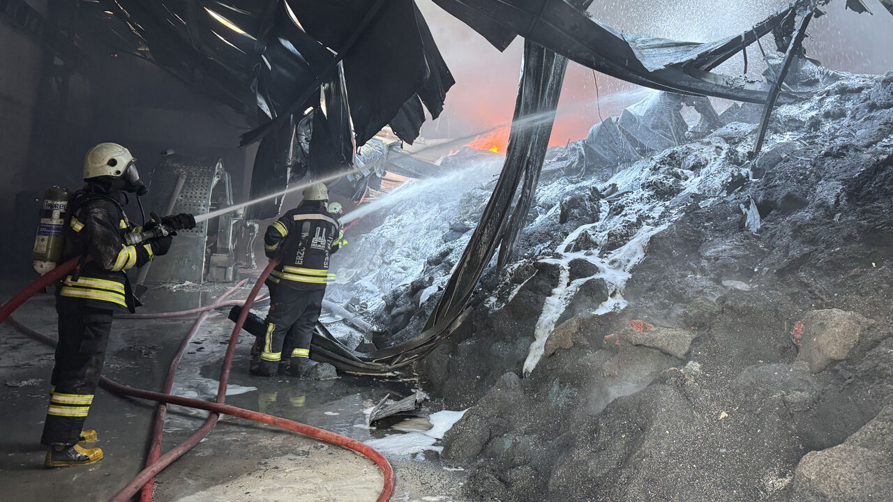 Erzurum'da boya fabrikasında yangın! Çok sayıda itfaiye bölgeye sevk edildi - 2. Resim