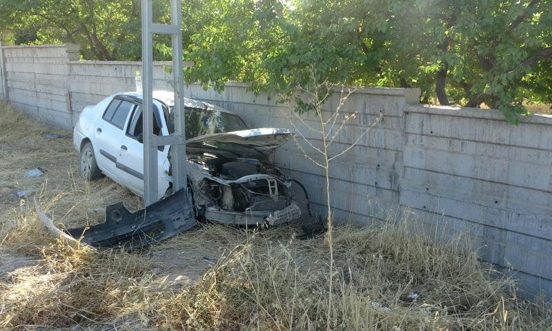 Kontrolden çıktı, bahçe duvarına çarptı: Anne ve 3 çocuğu yaralı - 3. Resim